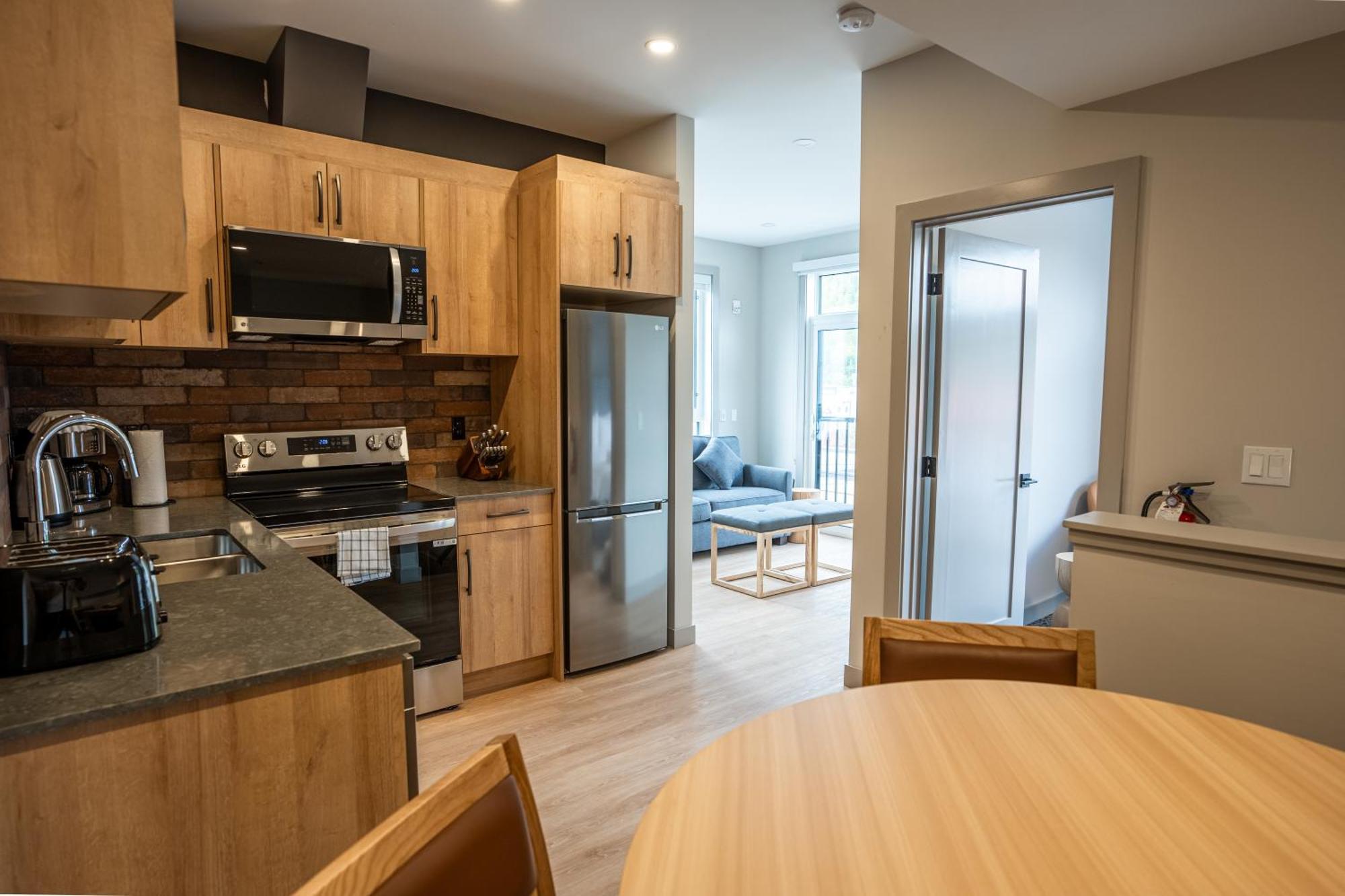 Basecamp Suites レベルストーク エクステリア 写真