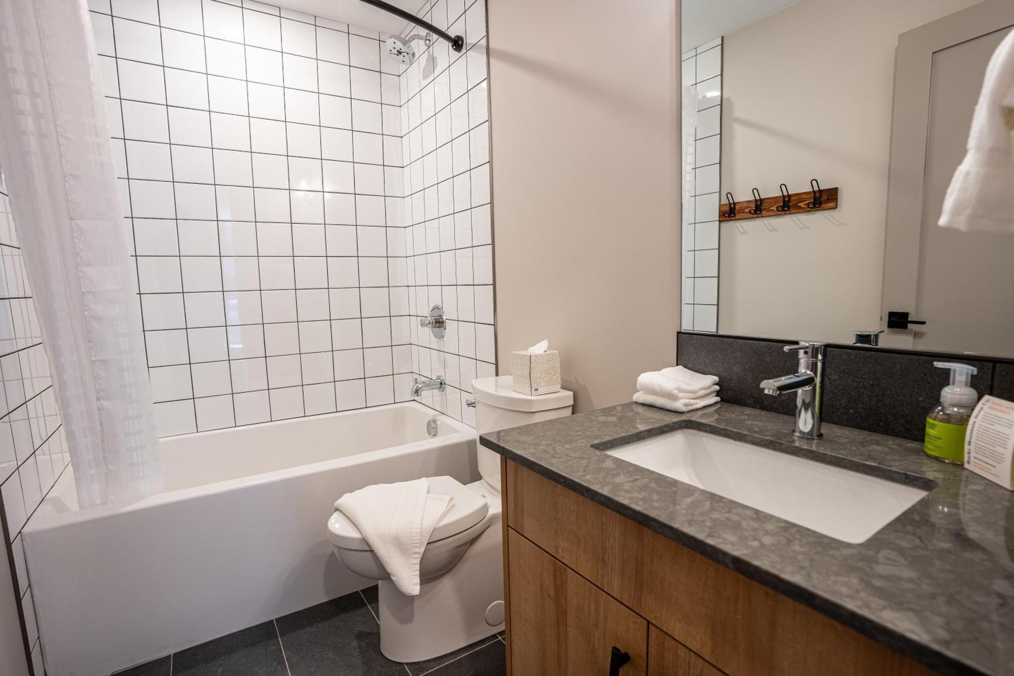 Basecamp Suites レベルストーク エクステリア 写真